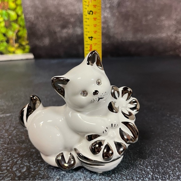 Ahura Ceramic Cat Figurine with Swarovski Crystal Eyes, Silver Painted Detailing - Picture 12 of 14